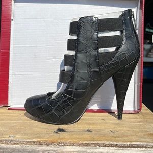 Black heeled bootie